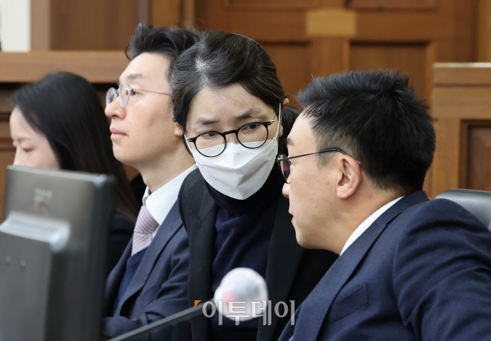▲도이치모터스 주가조작과 명태균 공천개입, 통일교 청탁·뇌물 수수 의혹 혐의 등으로 구속기소 된 김건희 씨가 3일 서울 서초구 서울중앙지방법원에서 열린 자본시장법 위반 혐의 결심 공판에 출석해 변호인과 대화하고 있다. 사진 공동취재단 (이투데이DB)