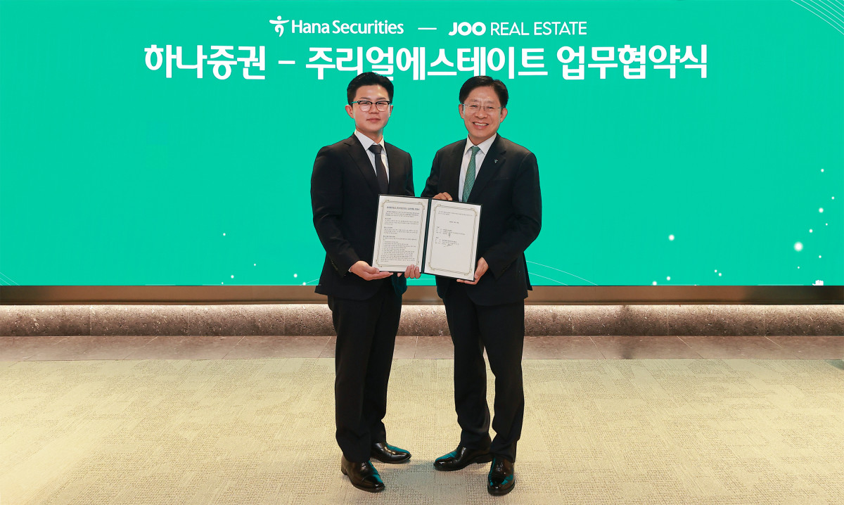 ▲강성묵 하나증권 대표이사(오른쪽)와 조민수 주리얼에스테이트 대표이사가 19일 하나증권 THE 센터필드 W에서 열린 업무협약식에서 기념촬영하고 있다. (제공=하나증권)