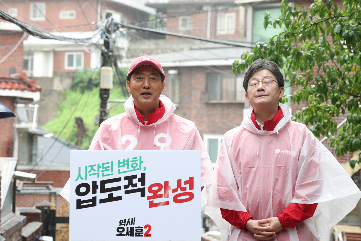 ▲오세훈 국민의힘 서울시장 후보가 공식 선거운동 첫날인 21일 서울 강북구 일대에서 유승민 전 의원과 함께 출정 대시민 메시지를 발표하고 있다. (연합뉴스)