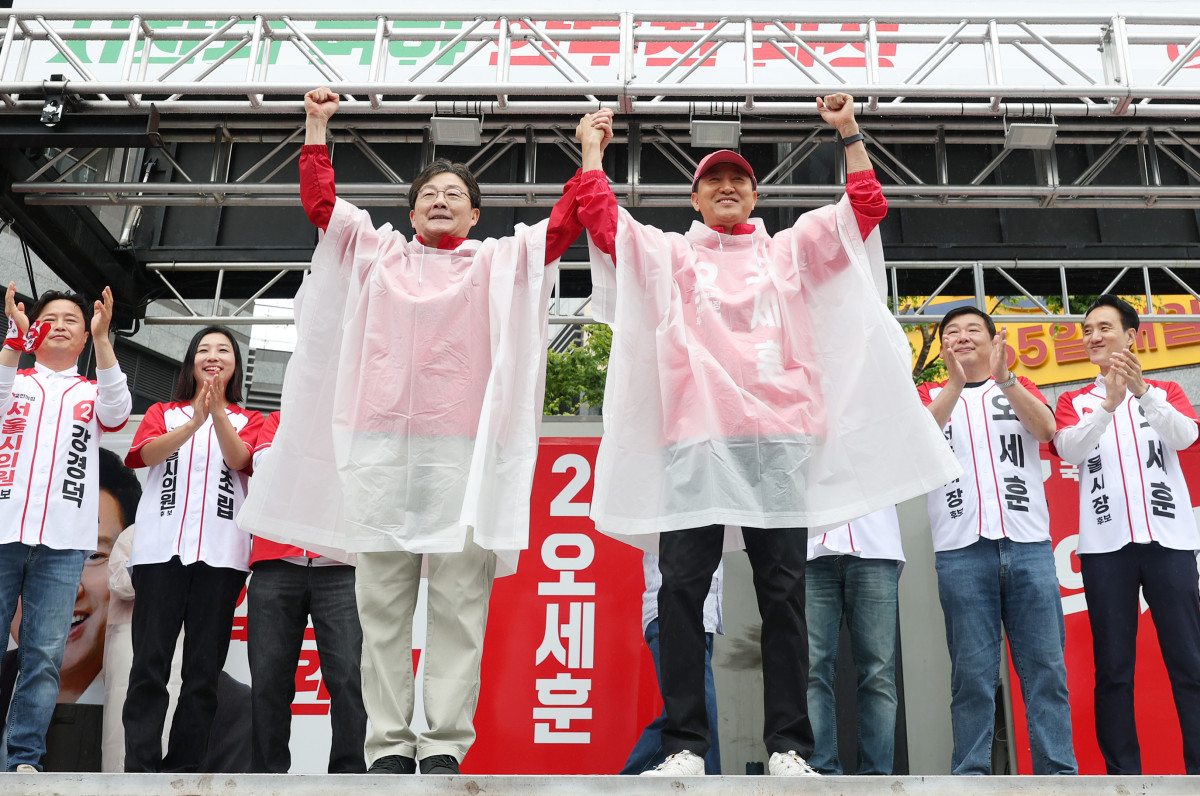 ▲오세훈 국민의힘 서울시장 후보가 공식 선거운동 첫날인 21일 서울 강북구 삼양사거리에서 열린 첫 유세에서 유승민 전 의원과 지지를 호소하고 있다. (연합뉴스)