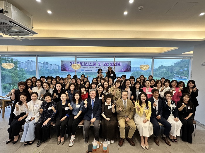 ▲행사를 마친 뒤 소정미 회장(앞줄 우측네 번째)과 회원들이 손가락 하트 포즈를 취하며 기념 촬영을 하고 있다. (사진제공=한국여성경제인협회 전북지회)
