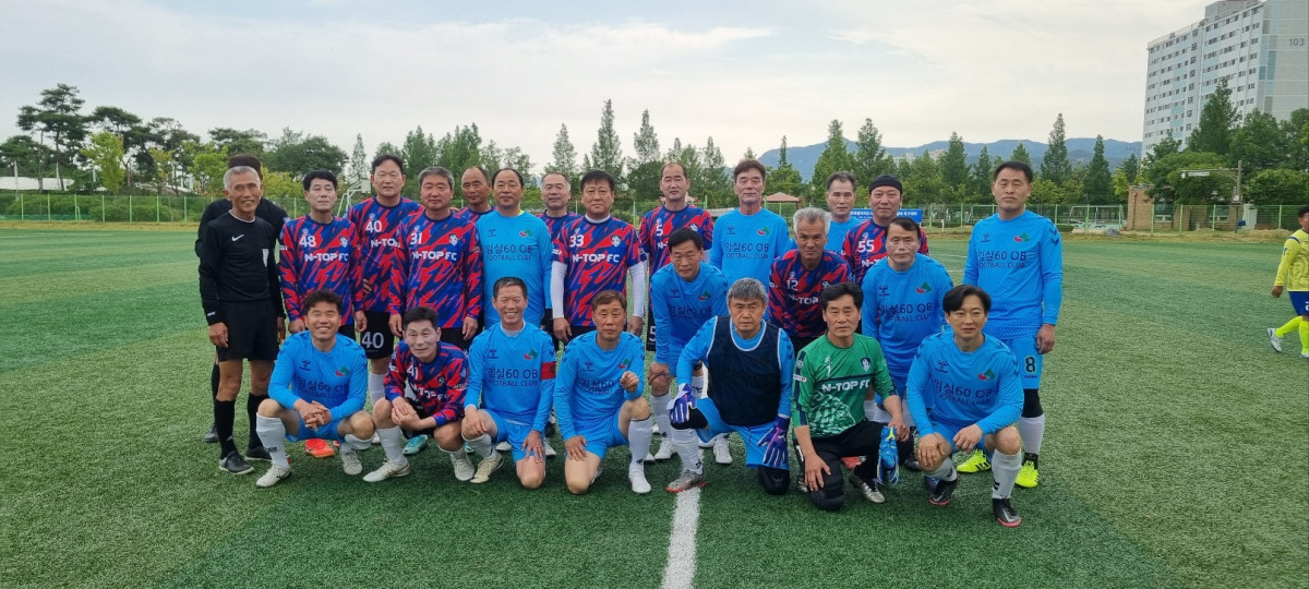 ▲전북 시니어 축구 동호인들이 전주 완산체련구장에서 경기를 마친 뒤 기념촬영을 하고 있다. (사진제공=전북시니어축구협회)