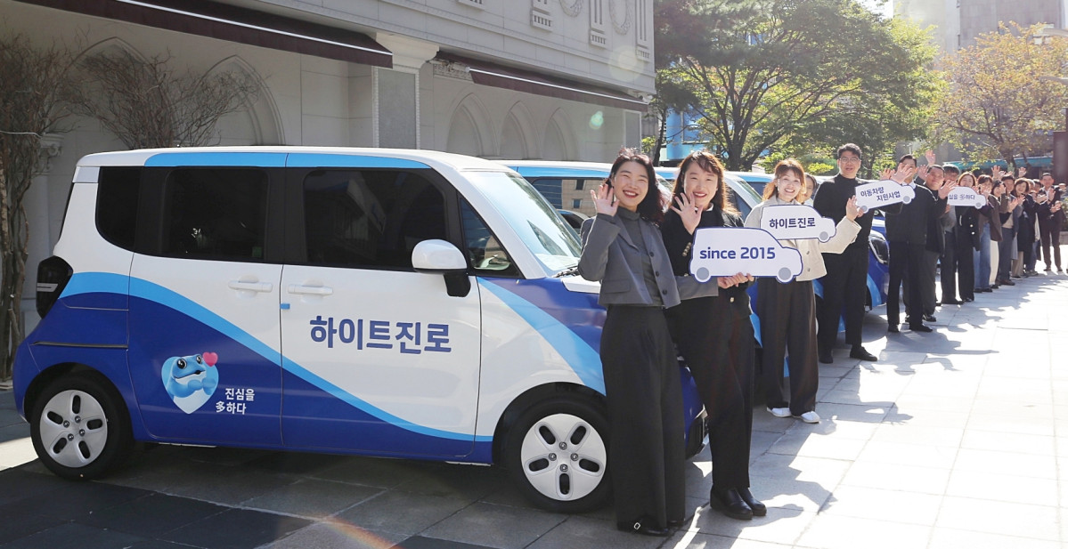 ▲지난해 10월 진행한 취약계층 위한 ‘이동차량 지원사업’ 차량 전달식 (사진제공=하이트진로)
