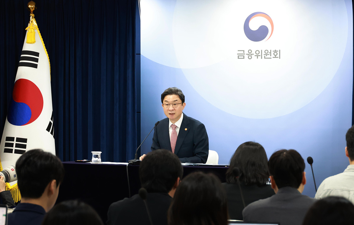 ▲금융위원회가 포용금융 정책 강화를 발표한 21일, 정부서울청사에서 관계자들이 기자회견을 진행하고 있다. (사진제공=금융위원회)