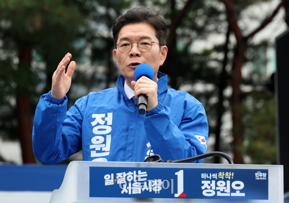 ▲정원오 더불어민주당 서울시장 후보가 21일 서울 성동구 왕십리역 광장에서 열린 "성동에서 증명한 변화, 서울에서 완성하겠습니다" 출정식에서 연설을 하고 있다. 고이란 기자 photoeran@