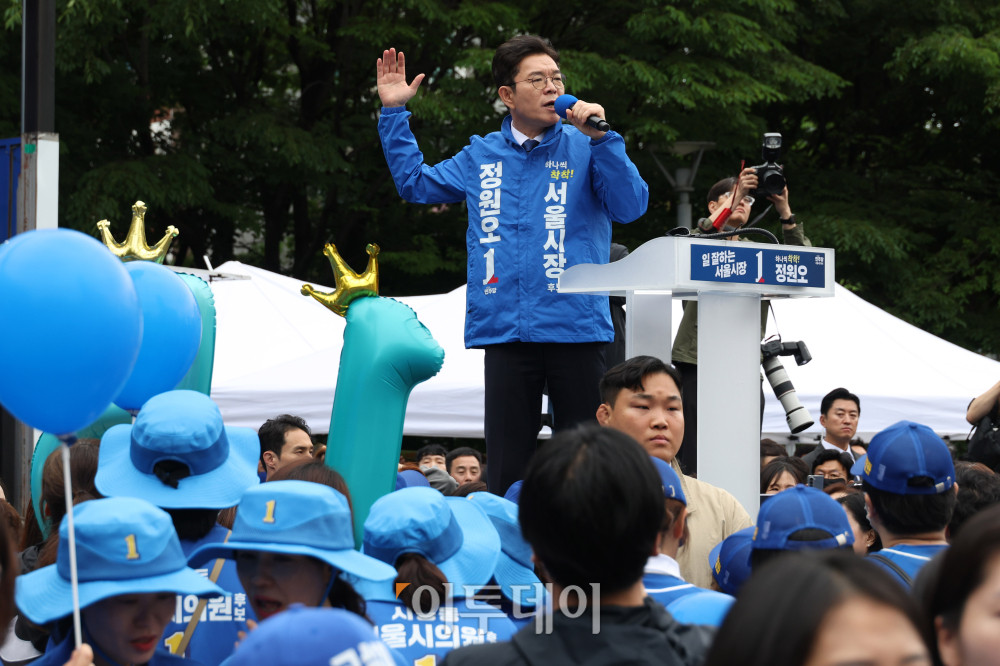 ▲정원오 더불어민주당 서울시장 후보가 21일 서울 성동구 왕십리역 광장에서 열린 "성동에서 증명한 변화, 서울에서 완성하겠습니다" 출정식에서 연설을 하고 있다. 고이란 기자 photoeran@