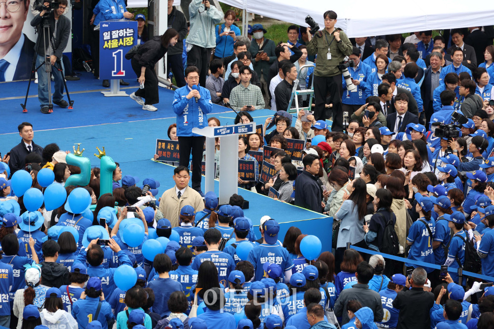 ▲정원오 더불어민주당 서울시장 후보가 21일 서울 성동구 왕십리역 광장에서 열린 "성동에서 증명한 변화, 서울에서 완성하겠습니다" 출정식에서 연설을 하고 있다. 고이란 기자 photoeran@