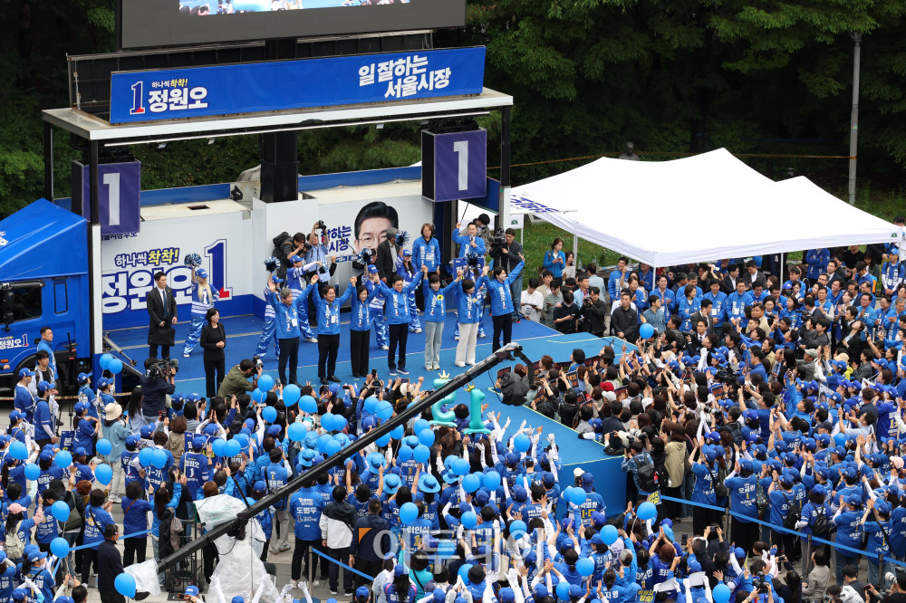 ▲정원오 더불어민주당 서울시장 후보가 21일 서울 성동구 왕십리역 광장에서 열린 "성동에서 증명한 변화, 서울에서 완성하겠습니다" 출정식에서 참석자들과 인사하고 있다. 고이란 기자 photoeran@