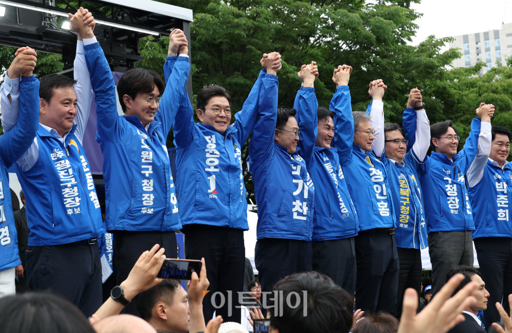 ▲정원오 더불어민주당 서울시장 후보가 21일 서울 성동구 왕십리역 광장에서 열린 "성동에서 증명한 변화, 서울에서 완성하겠습니다" 출정식에서 참석자들과 인사하고 있다. 고이란 기자 photoeran@