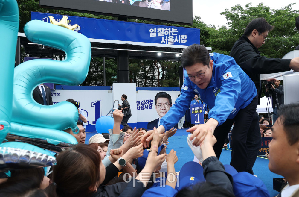 ▲정원오 더불어민주당 서울시장 후보가 21일 서울 성동구 왕십리역 광장에서 열린 "성동에서 증명한 변화, 서울에서 완성하겠습니다" 출정식에서 지지자들과 인사하고 있다. 고이란 기자 photoeran@