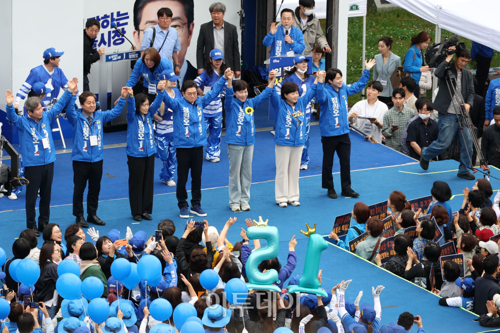 ▲정원오 더불어민주당 서울시장 후보가 21일 서울 성동구 왕십리역 광장에서 열린 '성동에서 증명한 변화, 서울에서 완성하겠습니다' 출정식에서 참석자들과 인사하고 있다. 고이란 기자 photoeran@