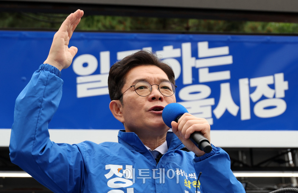 ▲정원오 더불어민주당 서울시장 후보가 21일 서울 성동구 왕십리역 광장에서 열린 "성동에서 증명한 변화, 서울에서 완성하겠습니다" 출정식에서 연설을 하고 있다. 고이란 기자 photoeran@