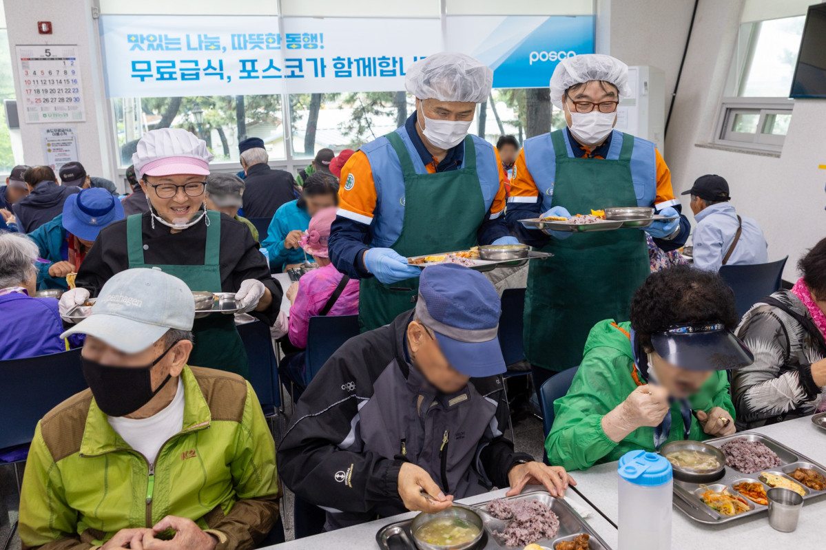▲이희근 포스코 사장(가운데)과 급식대가 이미영 셰프, 오창석 포항제철소 제강부 명장이 포항 송도동 송림노인복지관에서 특별 배식 봉사를 하고 있다. (포스코)