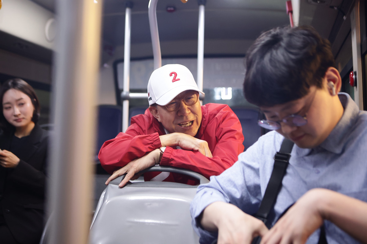 ▲박형준 국민의힘 부산시장 후보가 21일 새벽 부산 시내 심야버스에 탑승해 시민들과 대화하고 있다. (사진=박형준 후보 캠프)