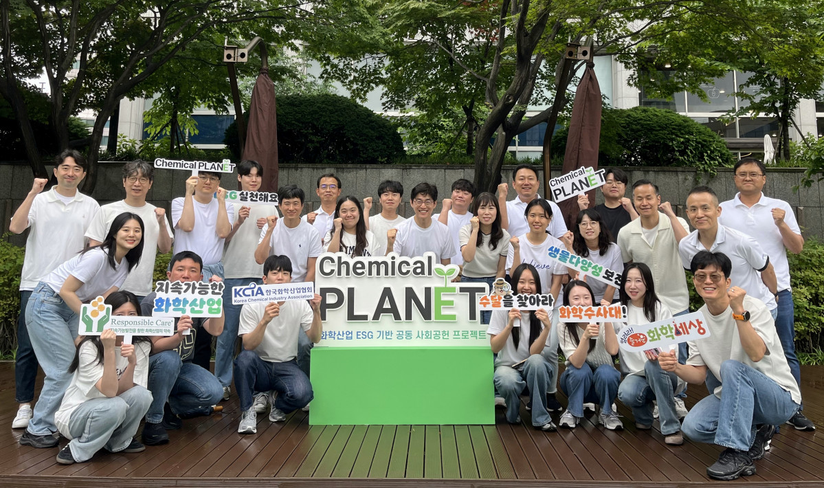 ▲한국화학산업협회 직원들이 21일 '케미칼 플래닛' 출범식에서 기념 촬영을 하고 있다. (사진제공=한국화학산업협회)