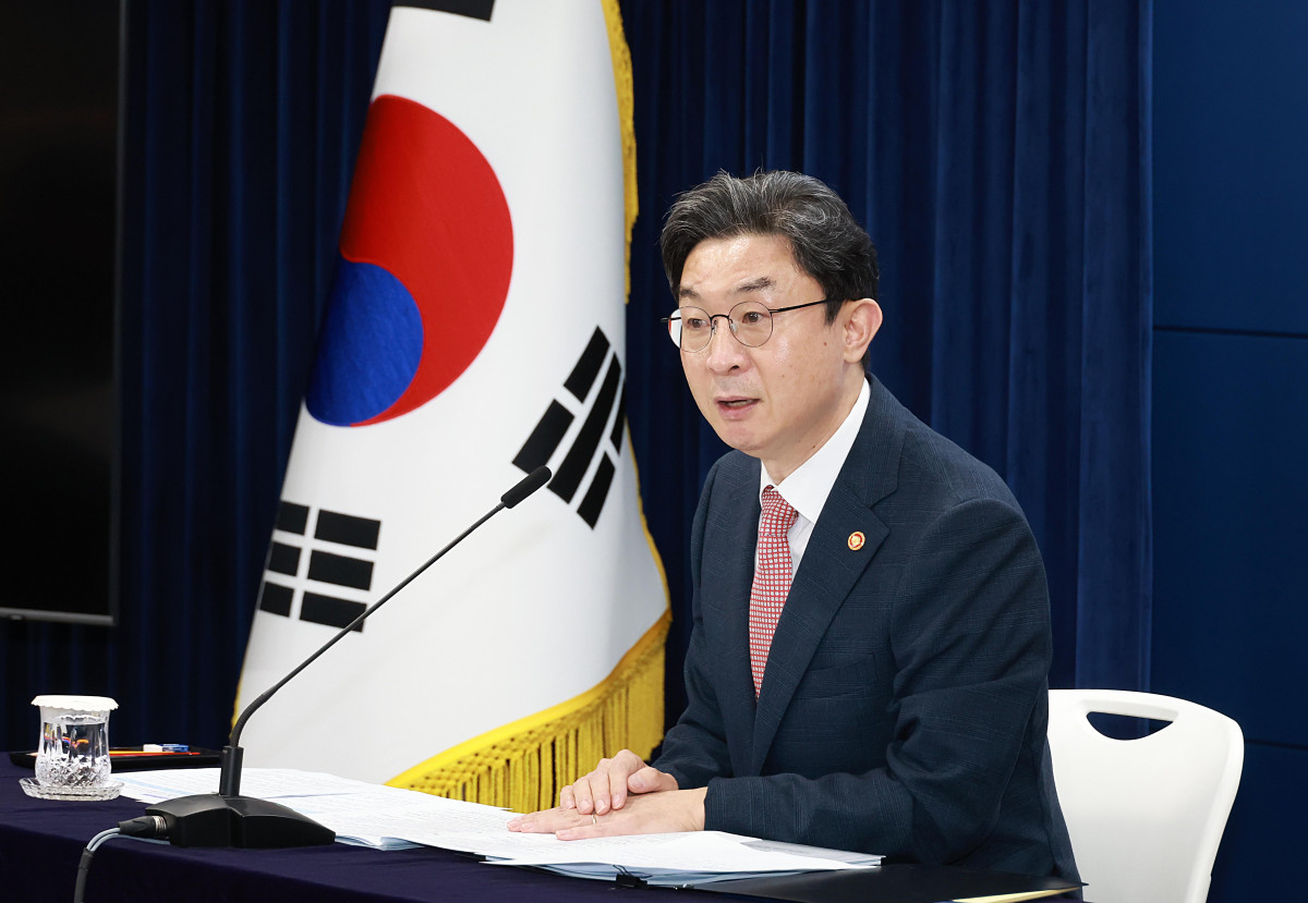 ▲이억원 금융위원장이 21일 오전 서울 종로구 정부서울청사에서 개최한 출입기자단 간담회에서 국민주권정부 출범 1주년 계기 '금융분야 10대 핵심성과'를 발표했다. (사진출처=금융위원회)