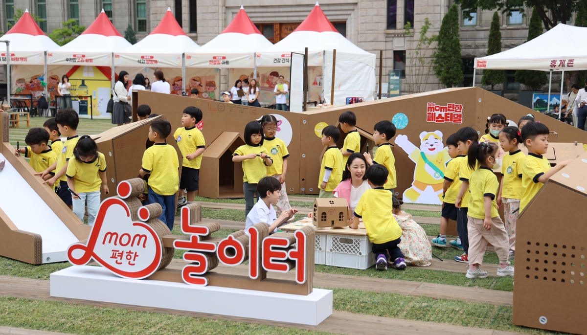 ▲19일 행사장을 찾은 어린이들이 맘편한 놀이터에서 체험을 하고 있다. (사진제공=롯데그룹)