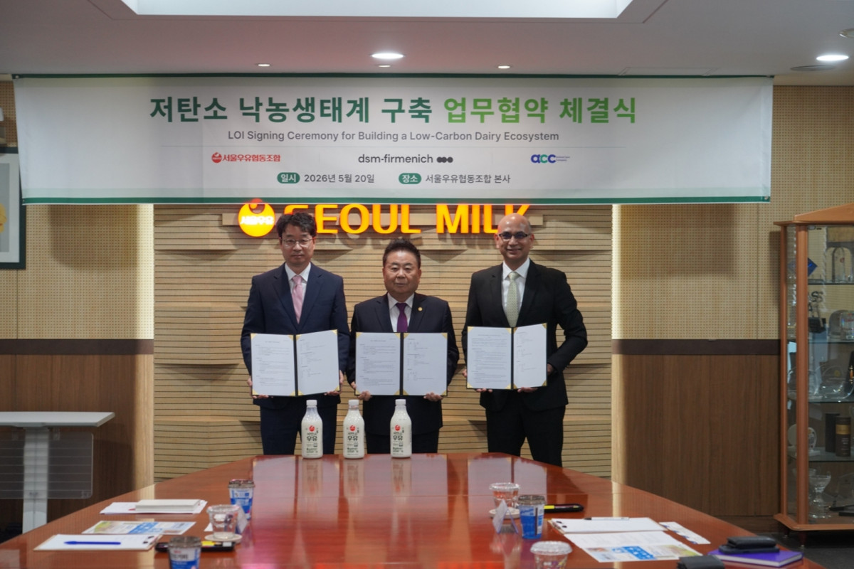 ▲20일 서울우유 본조합에서 열린 ‘저탄소 낙농 생태계 구축을 위한 3자 업무협약(LOI)’ 체결식에서 정성우(왼쪽부터) 에이씨씨 대표이사, 문진섭 서울우유협동조합장, 산제이 제인 디에스엠퍼메니쉬 부사장이 기념사진을 촬영하고 있다. (사진제공=서울우유협동조합)