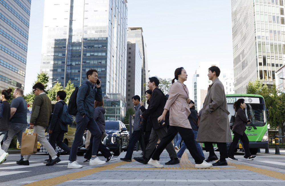 ▲서울 광화문역 일대에서 시민들이 발걸음을 재촉하고 있다. (이투데이DB)