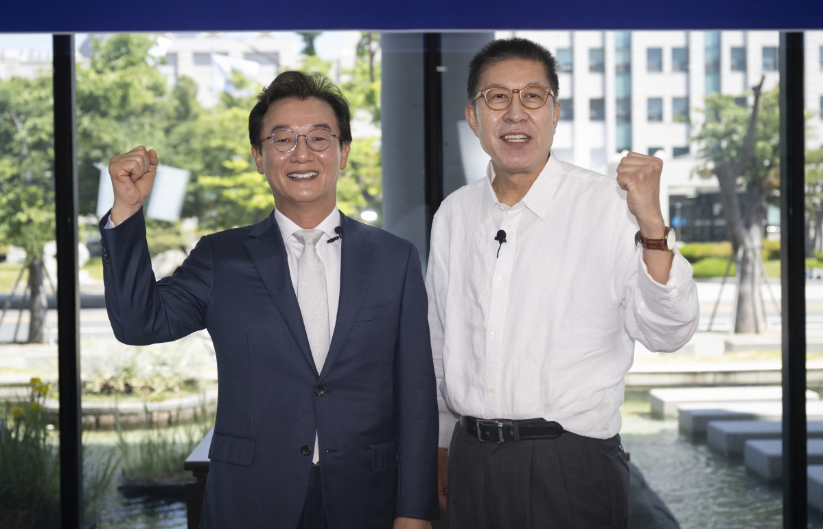 ▲18일 오전 부산 남구 국립부경대 대연캠퍼스에서 열린 국제신문 주최 부산시장 후보 토론회에서 더불어민주당 전재수 후보와 국민의힘 박형준 후보가 토론 시작 전 기념촬영을 하고 있다. (연합뉴스)