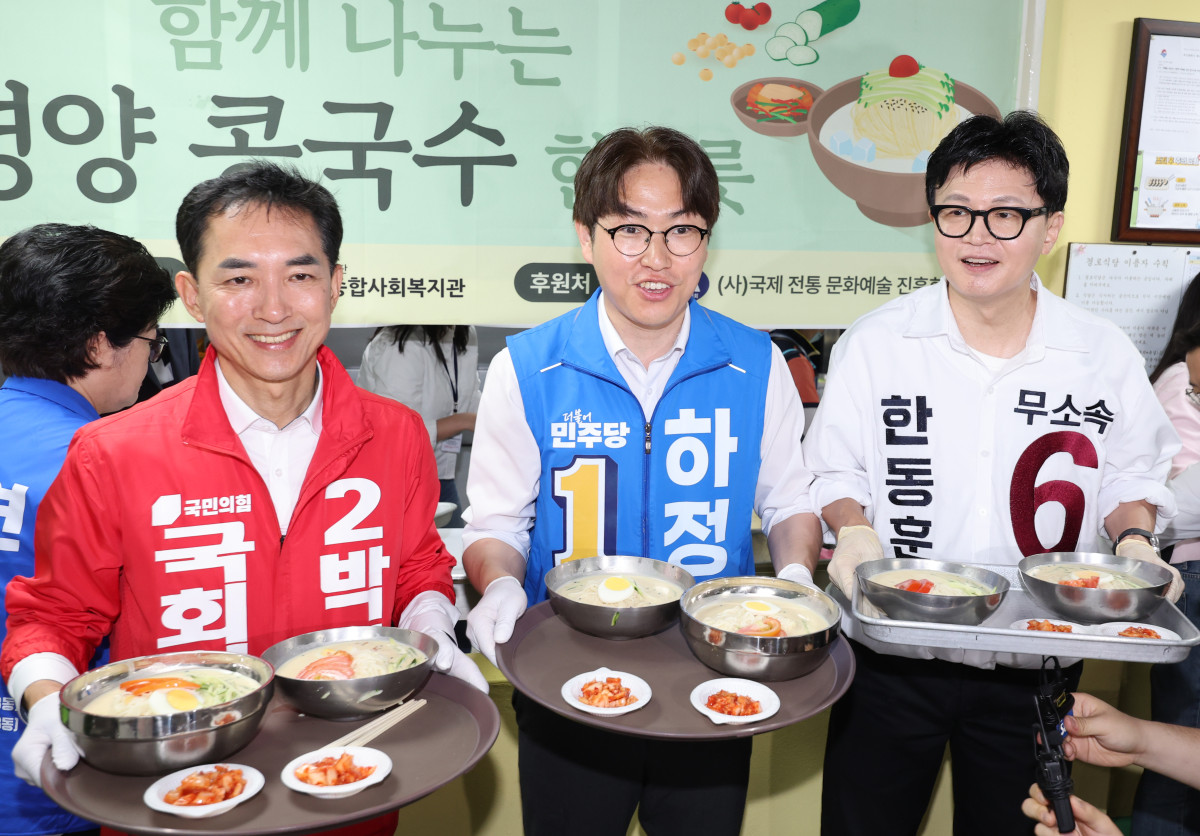 ▲국민의힘 박민식(왼쪽부터), 더불어민주당 하정우, 무소속 한동훈 부산 북구갑 국회의원 보궐선거 후보가 21일 부산 북구 남산정종합사회복지관에서 열린 콩국수 나눔 행사에 참석해 콩국수 배식 봉사를 하고 있다. (연합뉴스)