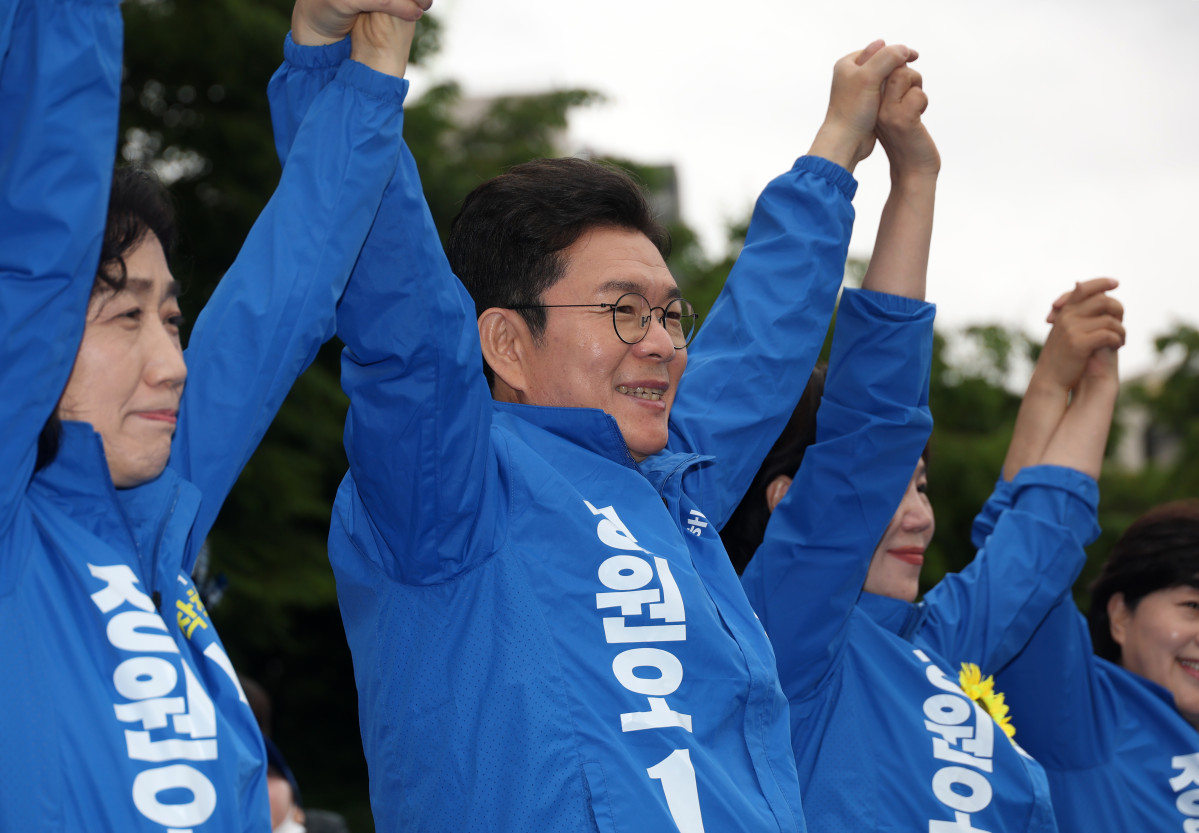 ▲6·3 지방선거 공식 선거운동의 막이 오른 21일 더불어민주당 정원오 서울시장 후보가 서울 성동구 왕십리역 광장에서 열린 출정식에서 인사하고 있다. 사진=연합뉴스
