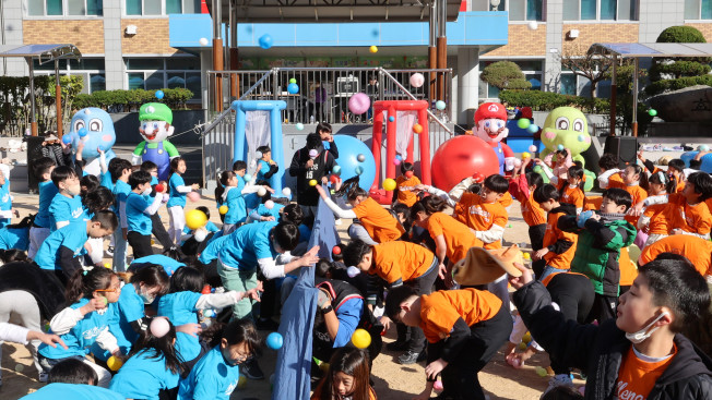 ▲지난해 10월 28일 오전 인천 부평구 부곡초등학교에서 열린 가을운동회에서 어린이들이 볼풀공 넘기기를 하고 있다. (뉴시스)