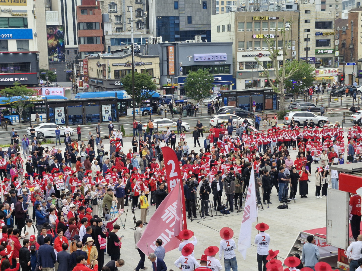 ▲21일 오후 부산 동구 부산역 광장에서 열린 국민의힘 부산 합동 출정식에 지지자들이 몰려 있다. (서영인 기자 hihiro@)