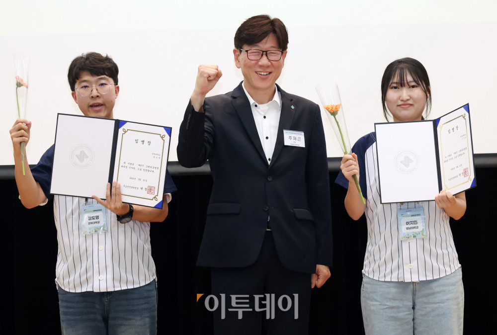 ▲21일 서울 마포구 서울경제진흥원에서 열린 제6기 그린리모델링 대학생 기자단 임명식에서 주재근 국토안전관리원 실장과 기자단이 임명장을 들고 기념촬영을 하고 있다. 고이란 기자 photoeran@