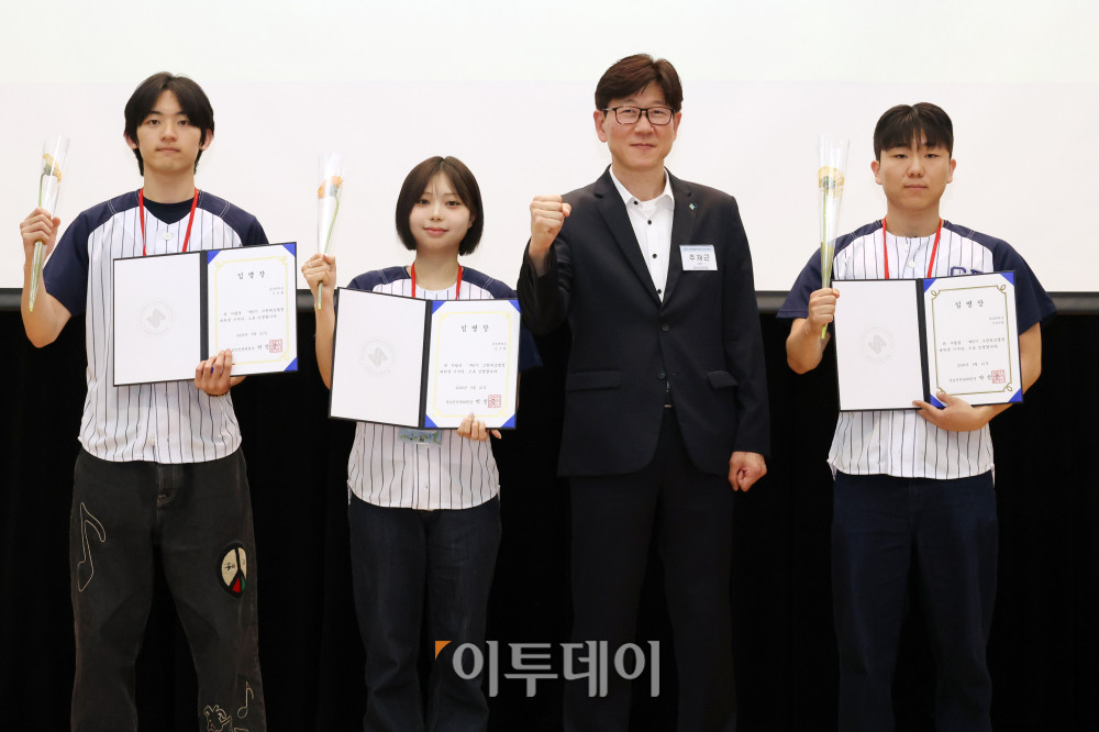 ▲21일 서울 마포구 서울경제진흥원에서 열린 제6기 그린리모델링 대학생 기자단 임명식에서 주재근 국토안전관리원 실장과 기자단이 임명장을 들고 기념촬영을 하고 있다. 고이란 기자 photoeran@