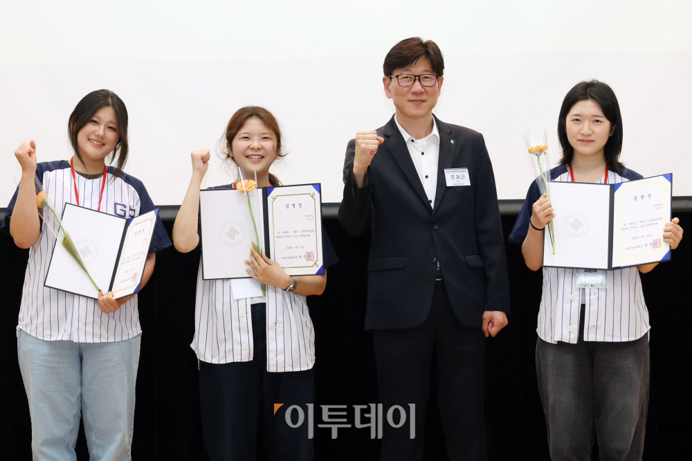 ▲21일 서울 마포구 서울경제진흥원에서 열린 제6기 그린리모델링 대학생 기자단 임명식에서 주재근 국토안전관리원 실장과 기자단이 임명장을 들고 기념촬영을 하고 있다. 고이란 기자 photoeran@