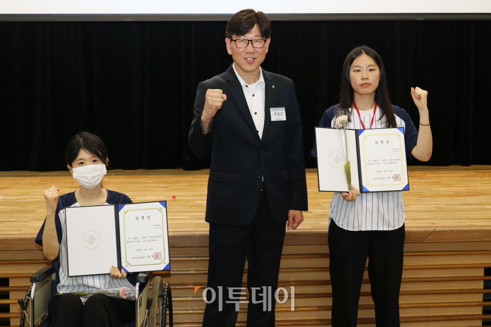 ▲21일 서울 마포구 서울경제진흥원에서 열린 제6기 그린리모델링 대학생 기자단 임명식에서 주재근 국토안전관리원 실장과 기자단이 임명장을 들고 기념촬영을 하고 있다. 고이란 기자 photoeran@