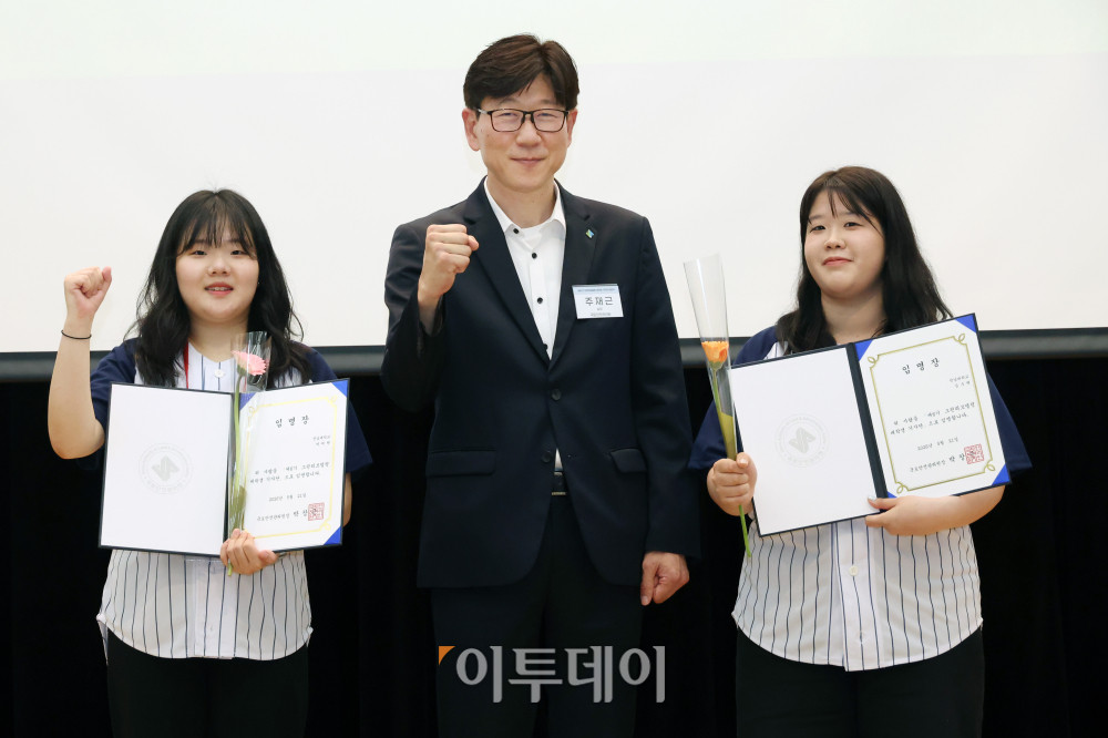 ▲21일 서울 마포구 서울경제진흥원에서 열린 제6기 그린리모델링 대학생 기자단 임명식에서 주재근 국토안전관리원 실장과 기자단이 임명장을 들고 기념촬영을 하고 있다. 고이란 기자 photoeran@