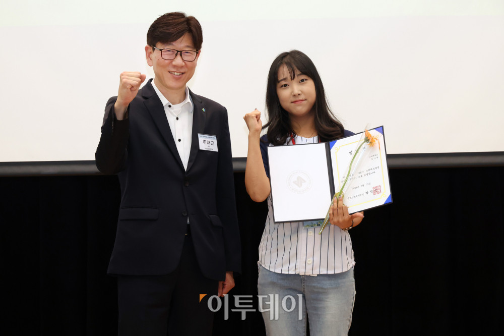 ▲21일 서울 마포구 서울경제진흥원에서 열린 제6기 그린리모델링 대학생 기자단 임명식에서 주재근 국토안전관리원 실장과 기자단이 임명장을 들고 기념촬영을 하고 있다. 고이란 기자 photoeran@