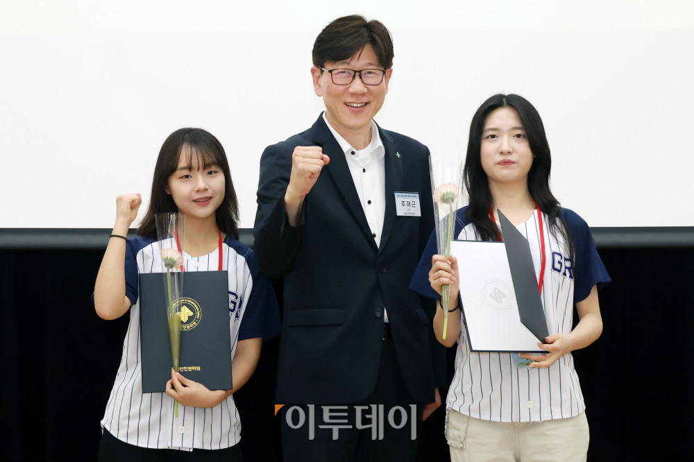 ▲21일 서울 마포구 서울경제진흥원에서 열린 제6기 그린리모델링 대학생 기자단 임명식에서 주재근 국토안전관리원 실장과 기자단이 임명장을 들고 기념촬영을 하고 있다. 고이란 기자 photoeran@