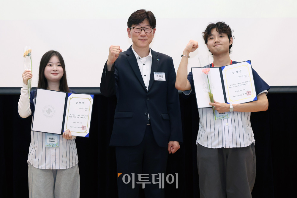▲21일 서울 마포구 서울경제진흥원에서 열린 제6기 그린리모델링 대학생 기자단 임명식에서 주재근 국토안전관리원 실장과 기자단이 임명장을 들고 기념촬영을 하고 있다. 고이란 기자 photoeran@