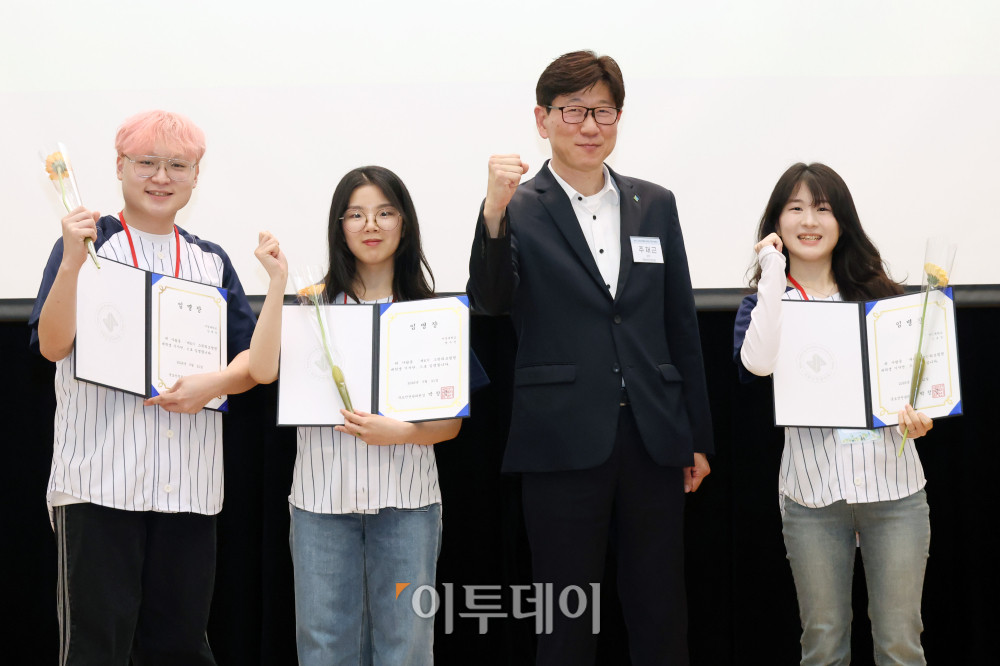 ▲21일 서울 마포구 서울경제진흥원에서 열린 제6기 그린리모델링 대학생 기자단 임명식에서 주재근 국토안전관리원 실장과 기자단이 임명장을 들고 기념촬영을 하고 있다. 고이란 기자 photoeran@