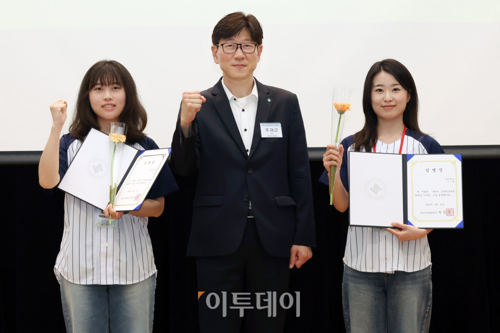 ▲21일 서울 마포구 서울경제진흥원에서 열린 제6기 그린리모델링 대학생 기자단 임명식에서 주재근 국토안전관리원 실장과 기자단이 임명장을 들고 기념촬영을 하고 있다. 고이란 기자 photoeran@