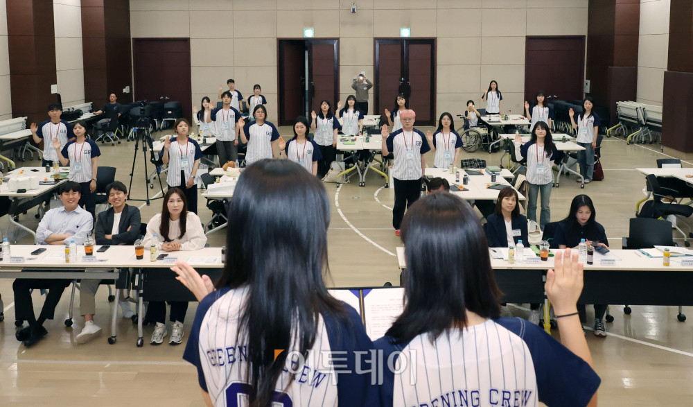 ▲21일 서울 마포구 서울경제진흥원에서 열린 제6기 그린리모델링 대학생 기자단 임명식에서 기자단 대표 권희재, 최호정을 비롯한 참석자들이 선서를 하고 있다. 고이란 기자 photoeran@