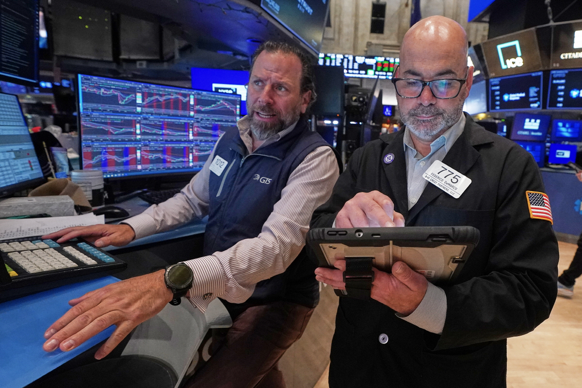 ▲미국 뉴욕증권거래소(NYSE)에서 트레이더들이 근무하고 있다. (뉴욕/AP연합뉴스)