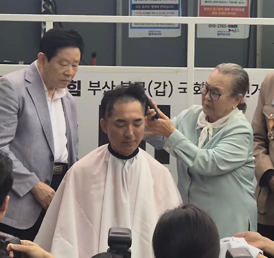 ▲부산 북구갑 국회의원 보궐선거에 출마한 박민식 국민의힘 후보가 공식 선거운동 첫날인 21일 쌈지공원에서 연 출정식에서 삭발식을 진행하고 있다. (서영인 기자 hihiro@)