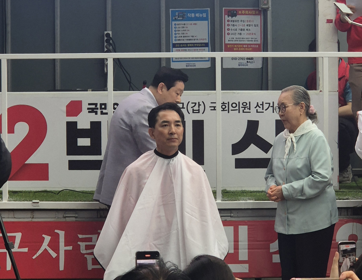 ▲부산 북구갑 국회의원 보궐선거에 출마한 박민식 국민의힘 후보가 공식 선거운동 첫날인 21일 쌈지공원에서 연 출정식에서 삭발식을 진행하고 있다. (서영인 기자 hihiro@)
