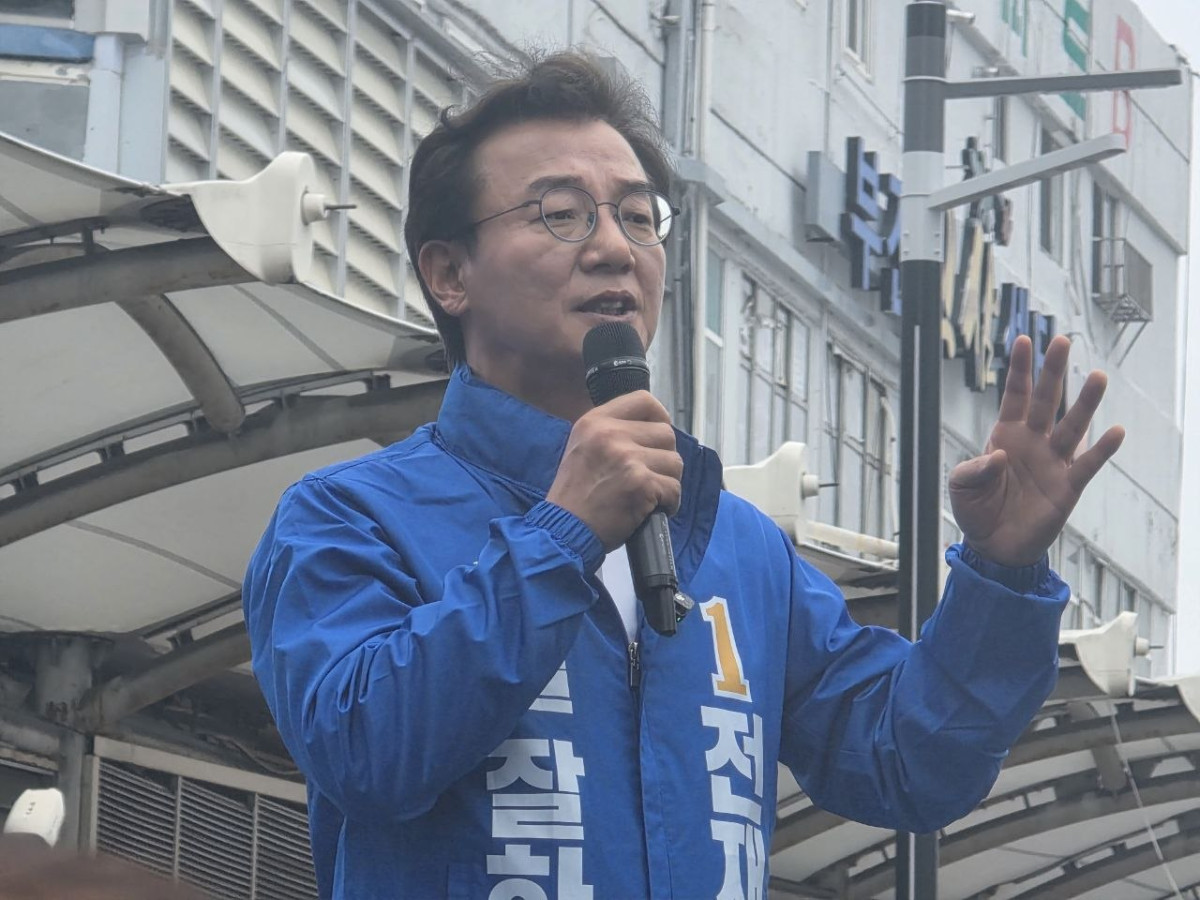 ▲전재수 더불어민주당 부산시장 후보가 21일 부전시장 광장에서 열린 출정식에서 연설하고 있다. (서영인 기자 hihiro@)