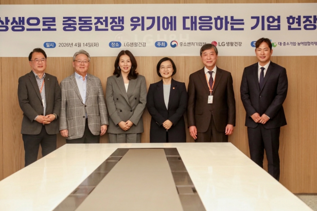 ▲지난달 14일 서울 중구 LG생활건강 본사에서 한성숙(왼쪽 네번째) 중소벤처기업부 장관 주재로 '상생으로 중동전쟁 위기에 대응하는 기업 현장 간담회'가 열렸다. (사진제공=LG생활건강)