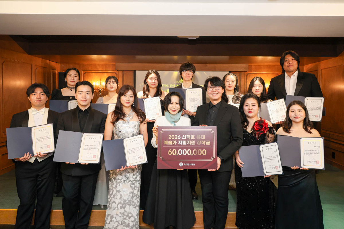 ▲장혜선 롯데장학재단 이사장(아래 줄 왼쪽에서 네번째)이 21일 열린 신격호 롯데 예술가자립지원 장학생 오페라 갈라 콘서트에서 장학생들과 단체사진을 찍고 있다. (사진제공=롯데장학재단)