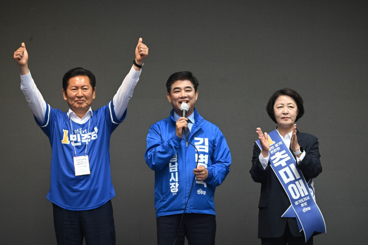 ▲김병욱 더불어민주당 성남시장 후보(가운데)가 21일 성남 합동출정식에서 정청래 더불어민주당 대표(왼쪽), 추미애 경기도지사 후보(오른쪽)와 함께 지지를 호소하고 있다. (김병욱 후보 캠프)