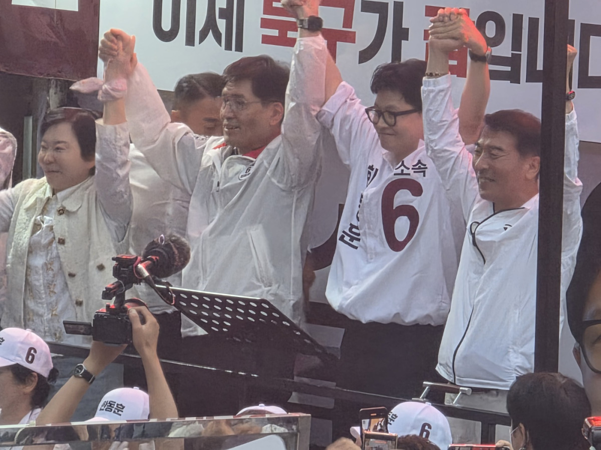 ▲한동훈 후보가 선대위와 함께 포즈를 취하고 있다. (서영인기자 hihiro@)