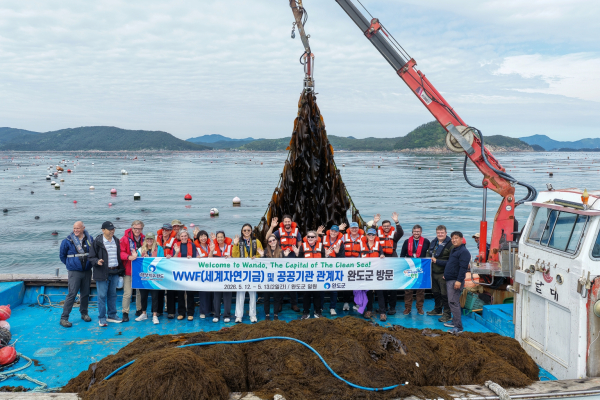▲세계자연기금(WWF)과 미국, 영국, 캐나다 등 해조류 산업 관계자 등 완도군 해조류(다시마) 양식장 방문. (사진제공=완도군)