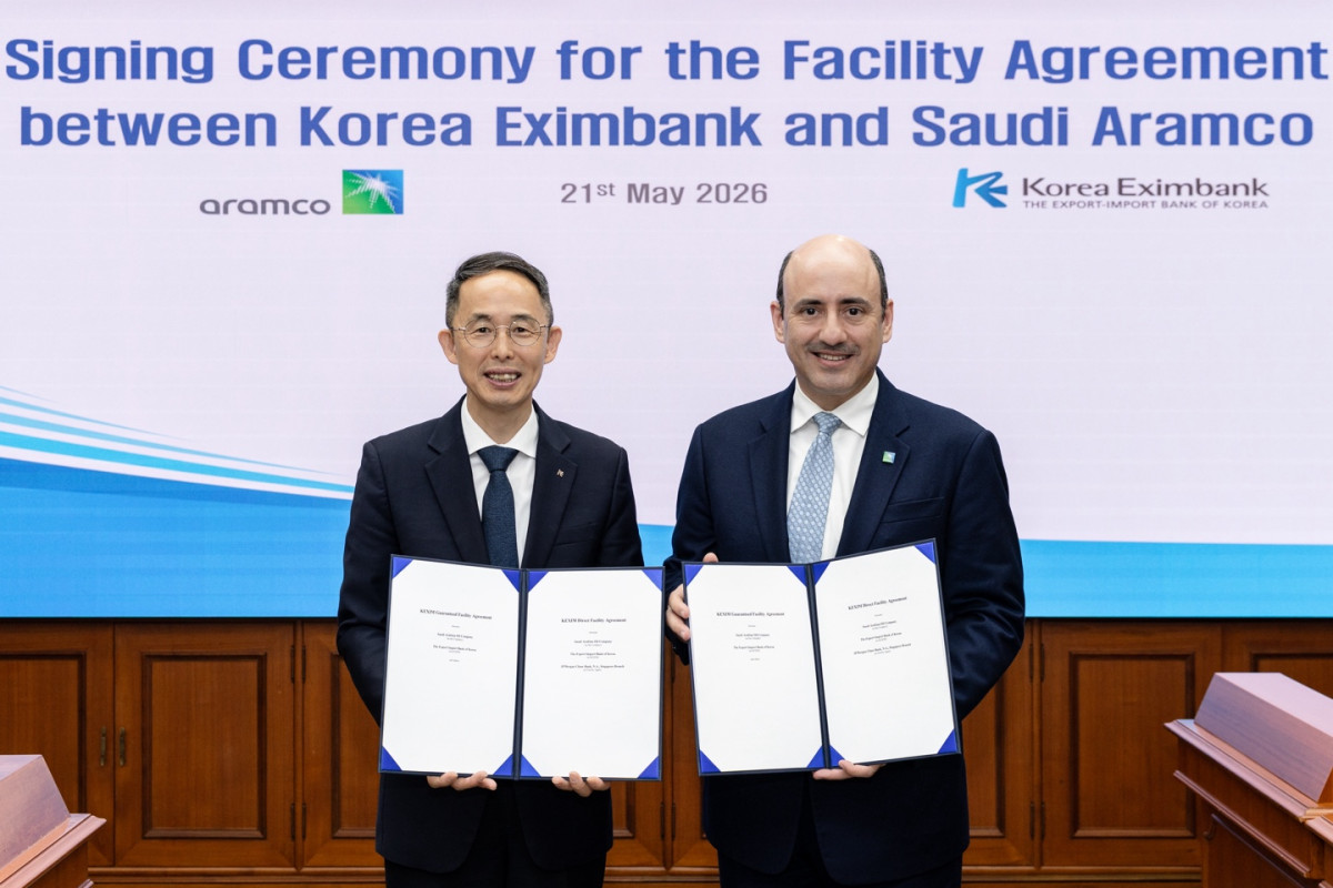 ▲황기연 한국수출입행장(왼쪽)이 21일 서울 여의도 수은 본점에서 지야드 알무르셰드(Ziad Al-Murshed) 사우디 아람코 CFO와 ‘기본여신약정 개별여신 금융계약’을 체결한 후 기념 촬영 중이다. (사진제공=수출입은행)