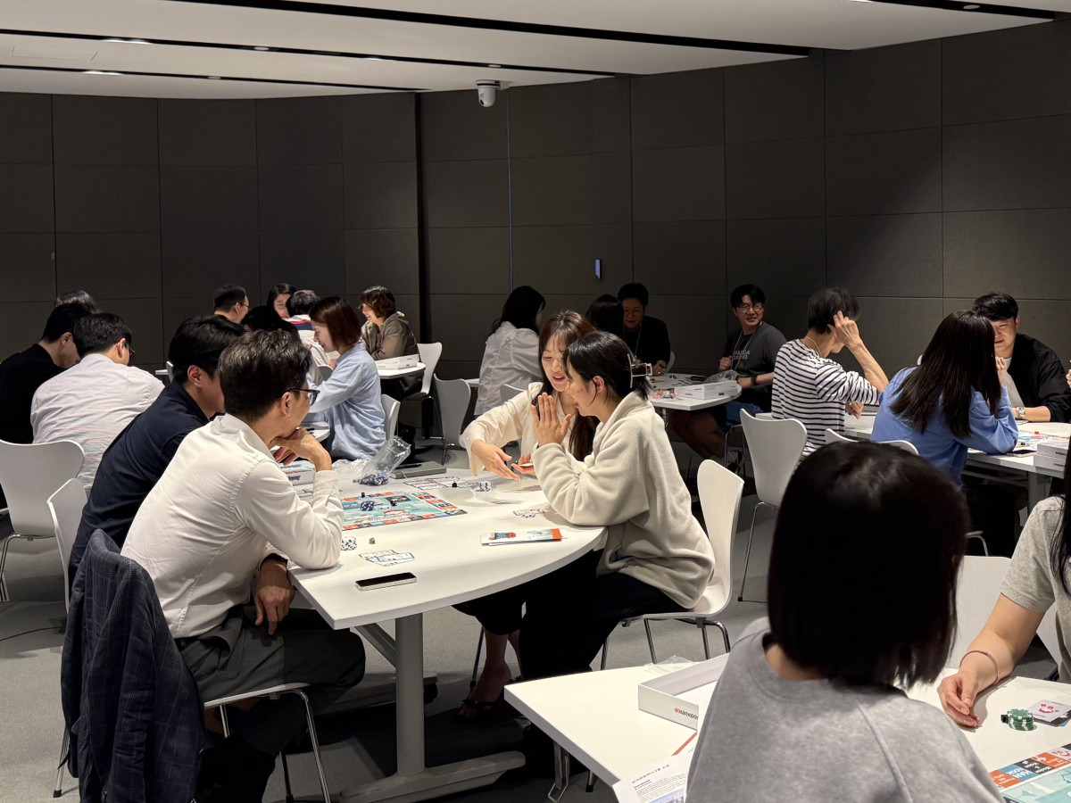 ▲한국앤컴퍼니그룹 임직원들이 21일 판교 본사 테크노플렉스에서 열린 창립.액티브 콘서트에서 ‘HK 원 컴퍼니 브루마블’에 참여하고 있다. (사진=한국앤컴퍼니)